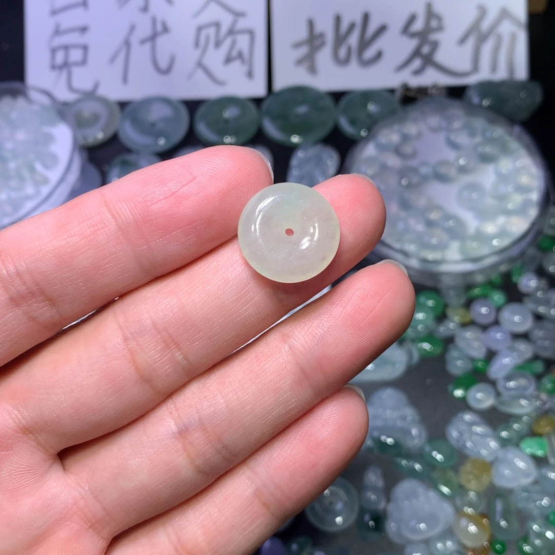 翡翠未镶嵌颈饰平安扣