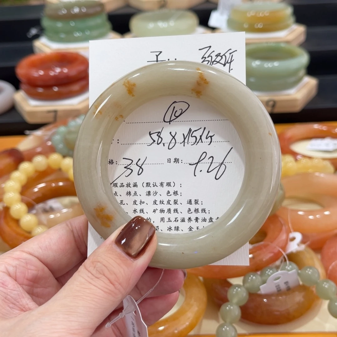 未镶嵌手镯石英质玉