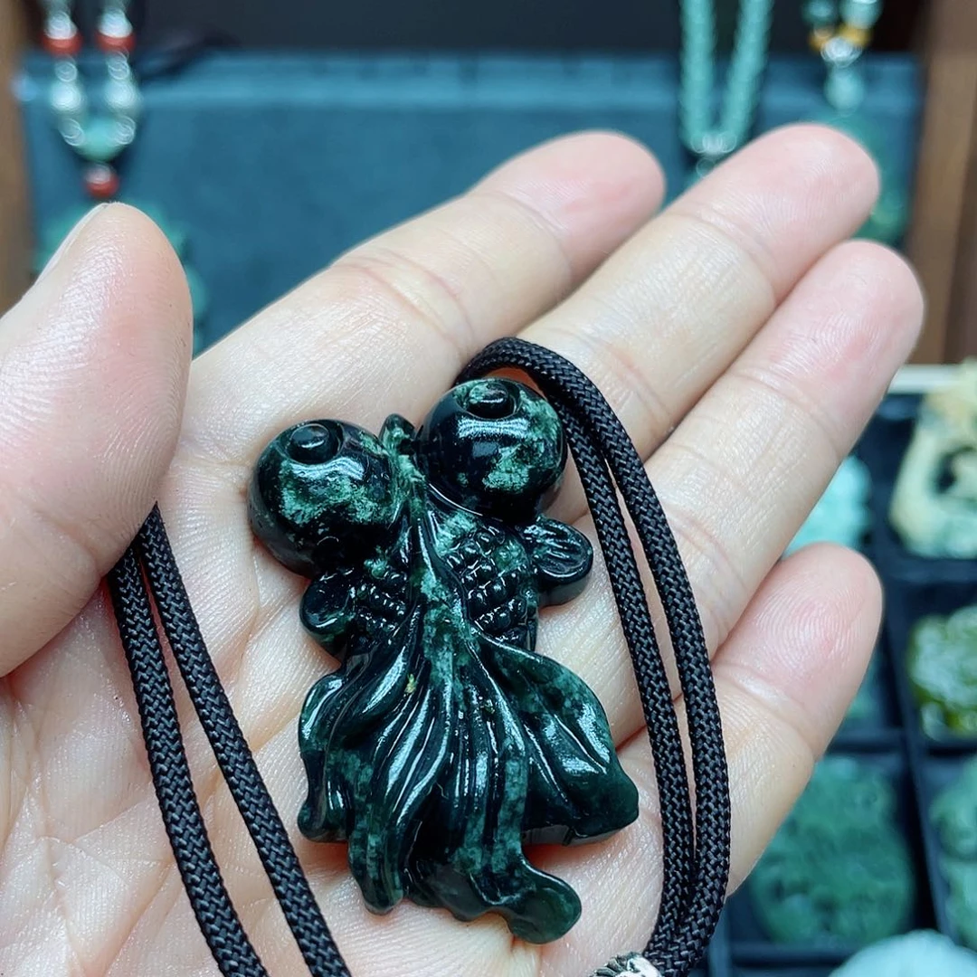 蛇纹石玉未镶嵌颈饰为**候