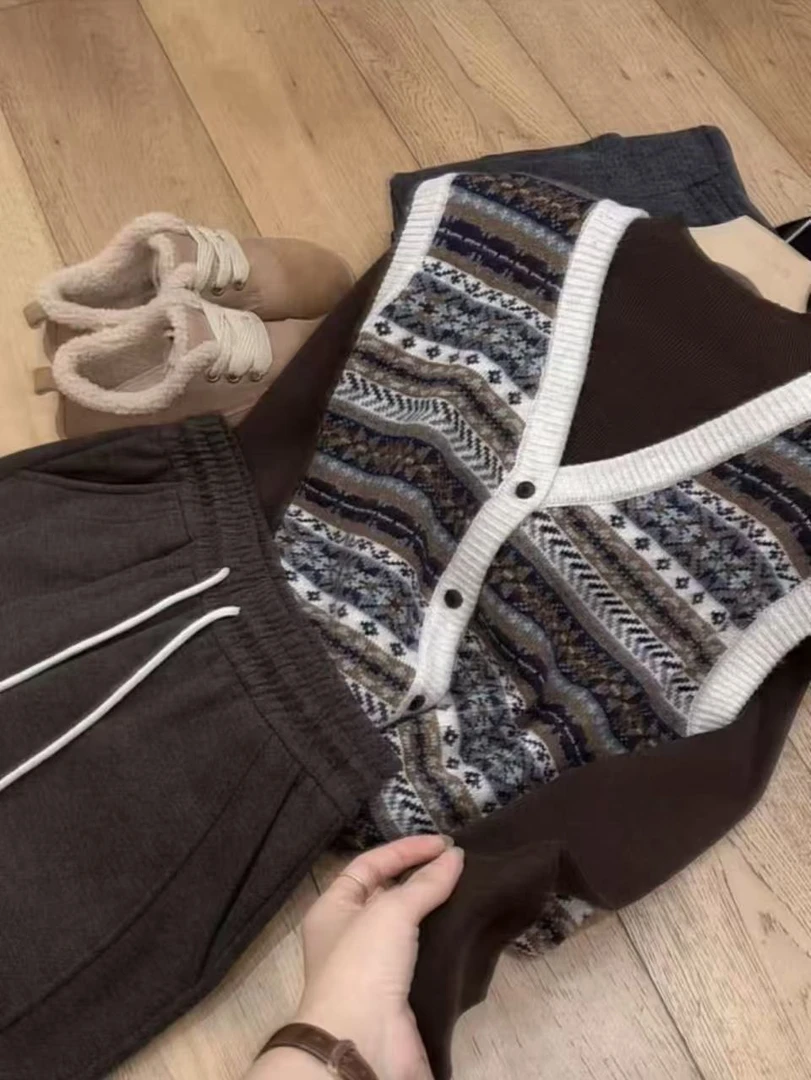 七言家巨好看  # 米咖V领条纹复古提花撞色背心马甲133@