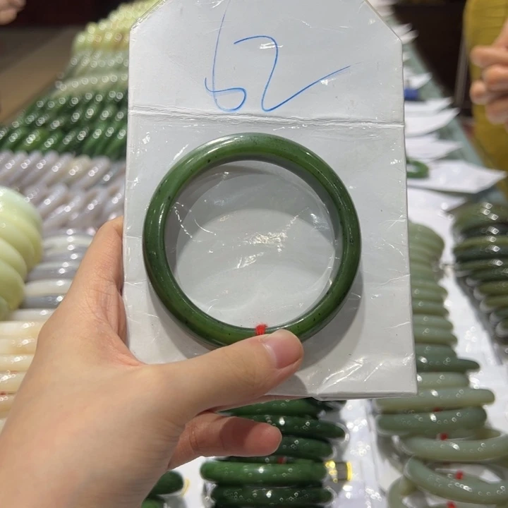 在***方和田玉未镶嵌手镯