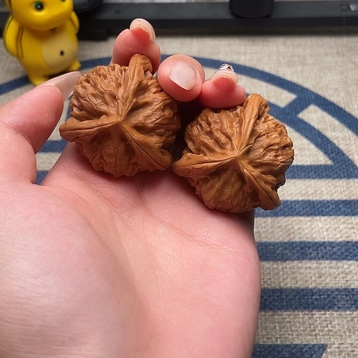 文玩核桃吊坠空**野宫灯正奔