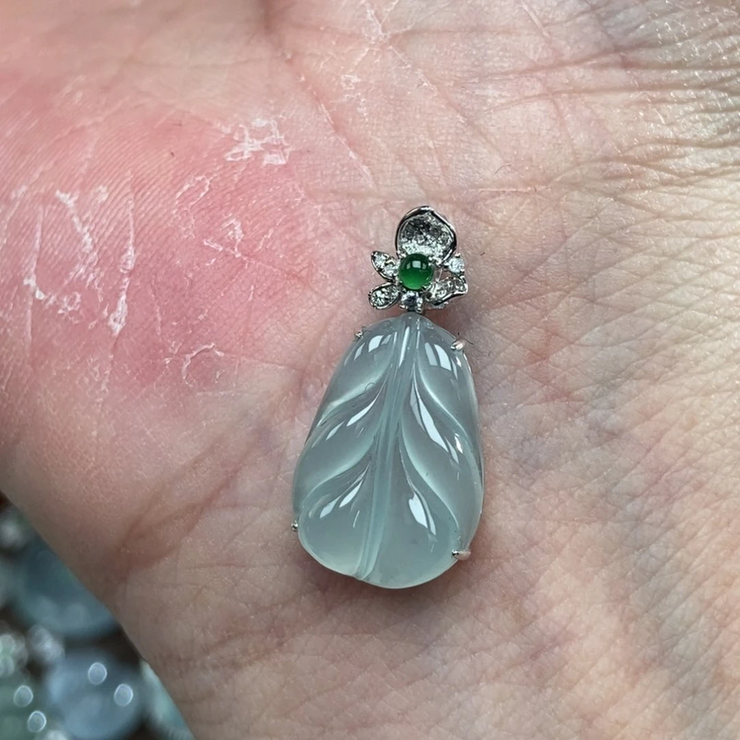 颈饰18K金镶嵌翡翠叶子