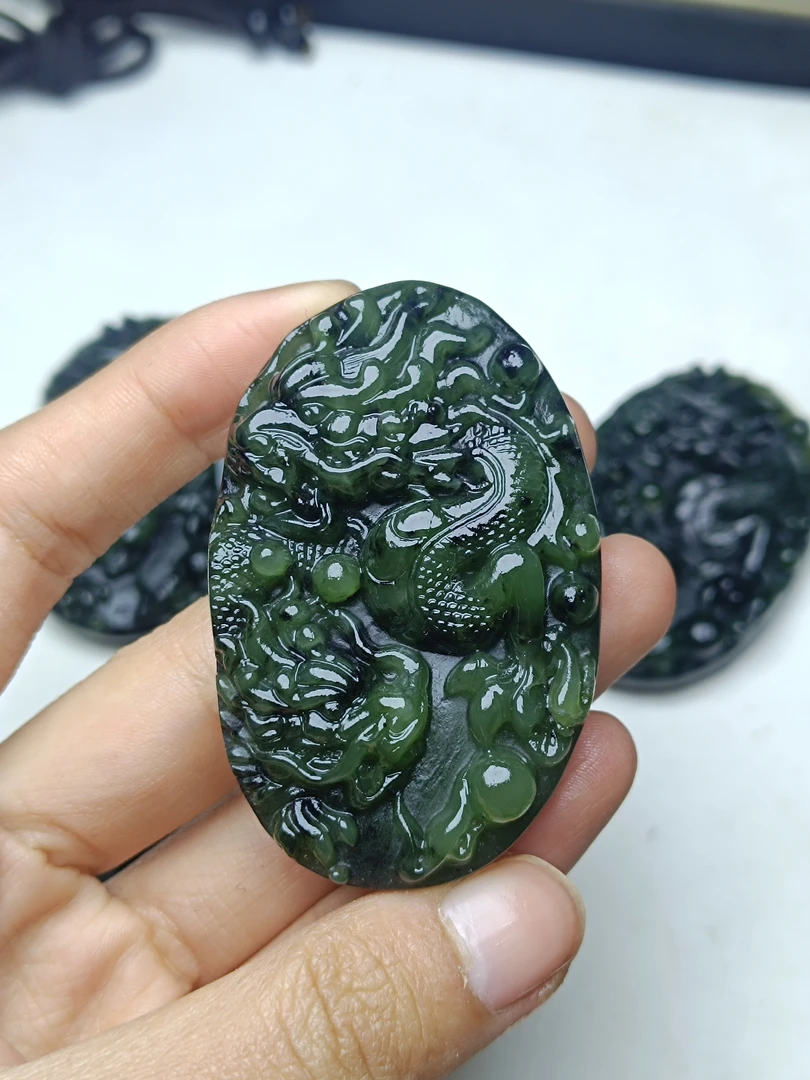 精美和田玉双龙挂件