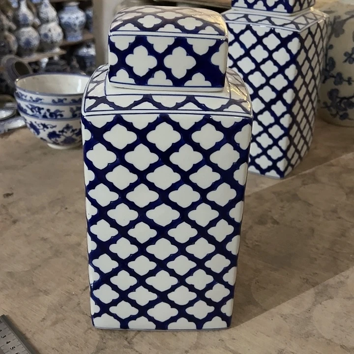 摆件青花瓷手工手绘高温釉下彩，居家摆件储物罐茶叶罐