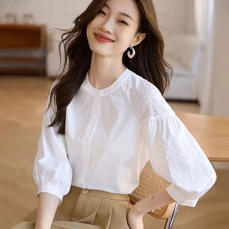 2025春夏新款白色衬衫女绣花设计感法式圆领七分袖上衣别致