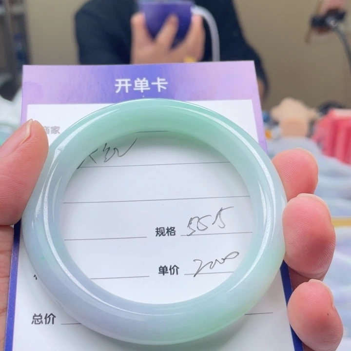 翡翠未镶嵌手镯圆条春彩翡翠手镯