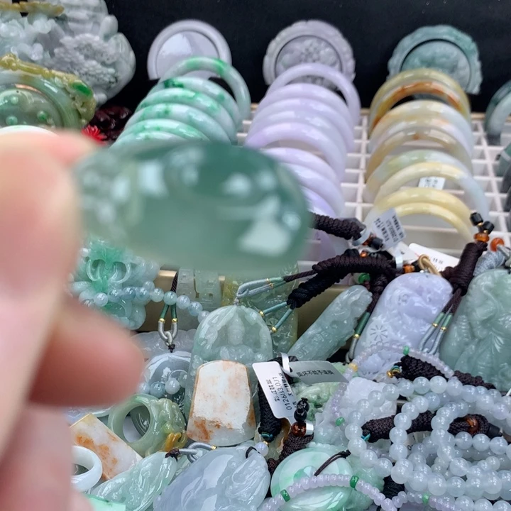 翡翠颈饰未镶嵌吊坠