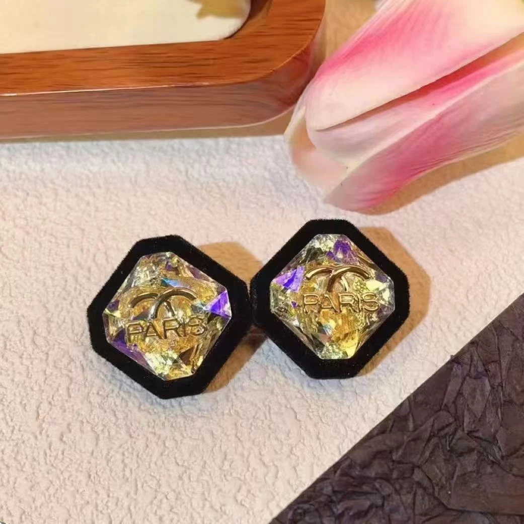 铜合金耳饰 黑色小香~秋冬几何字母耳钉新款时尚耳环女 W006