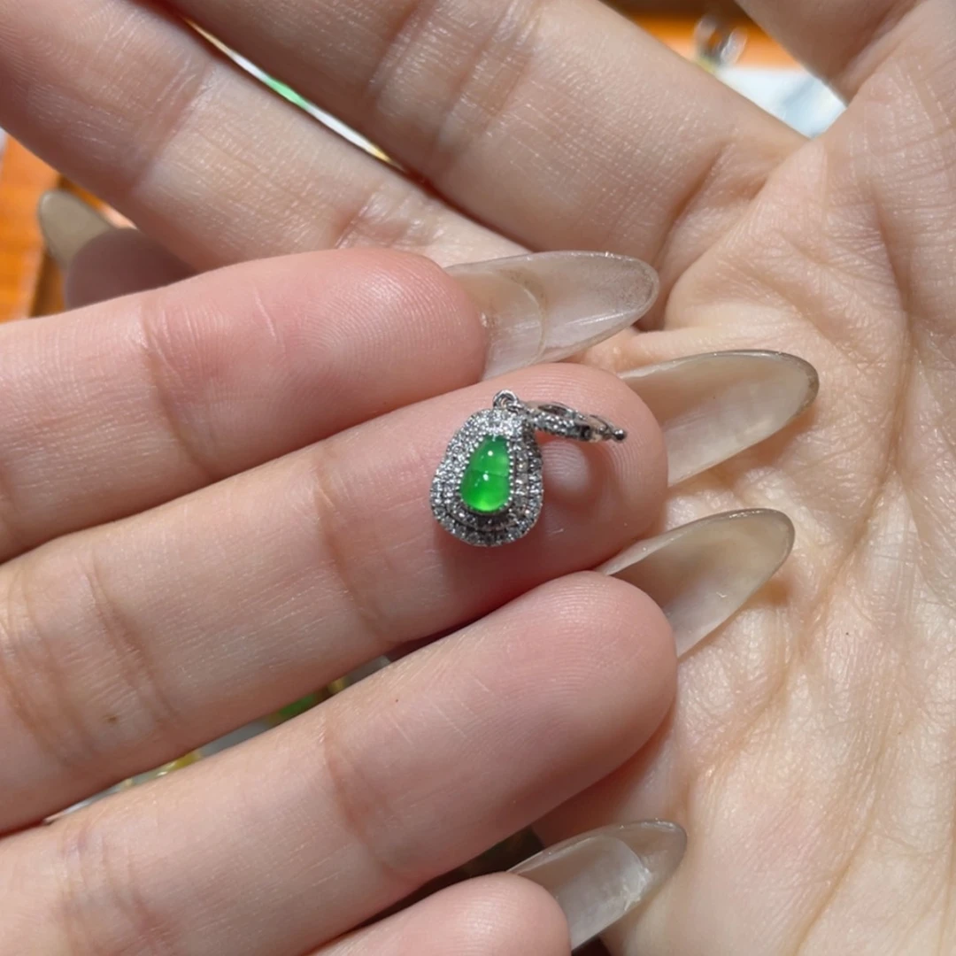 【闪购商品】颈饰18K金镶嵌翡翠