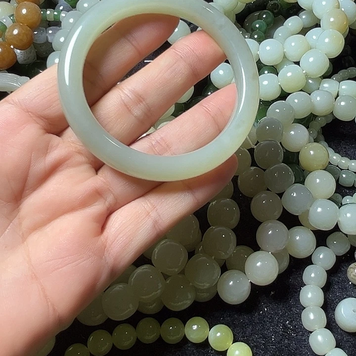 金***財和田玉未镶嵌手串