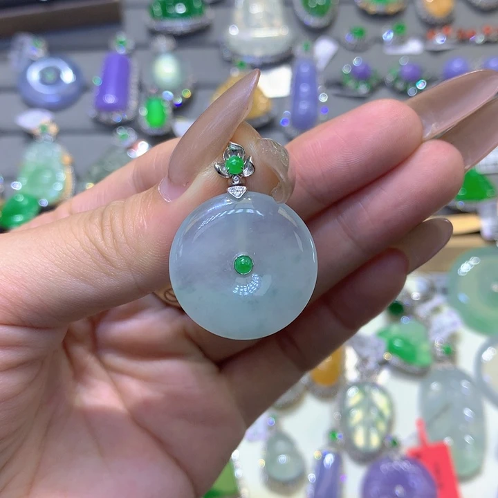 翡翠18K金镶嵌颈饰