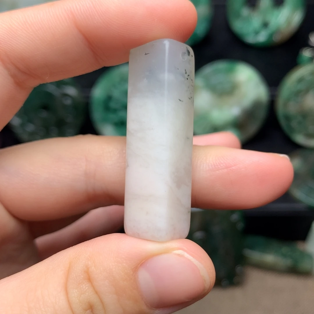 独山玉未镶嵌颈饰