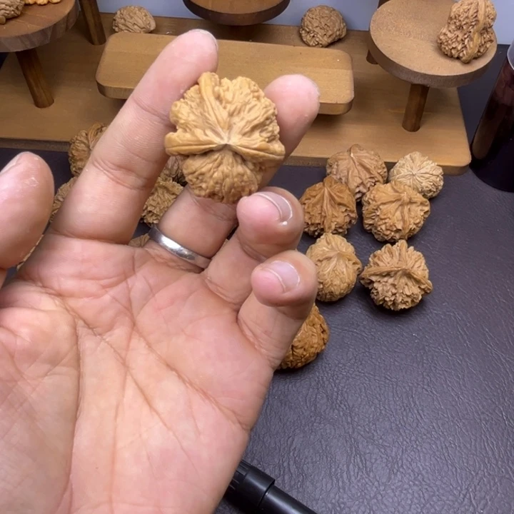 o***哥桃核吊坠白狮子三棱