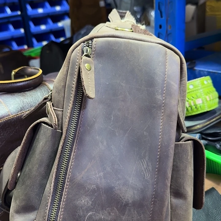 浮力微瑕胸包疯马牛皮