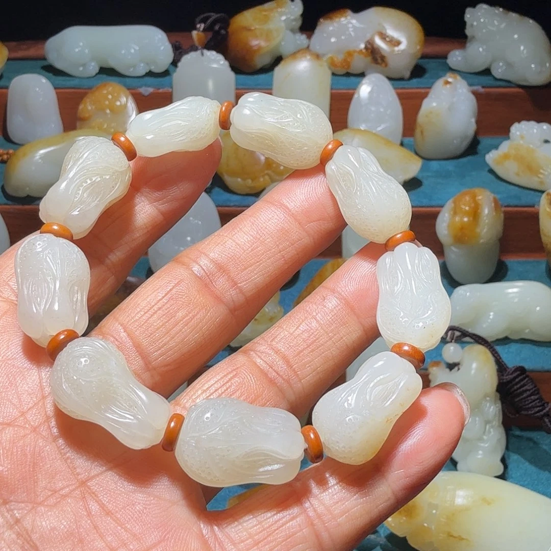 小***哥和田玉未镶嵌手链