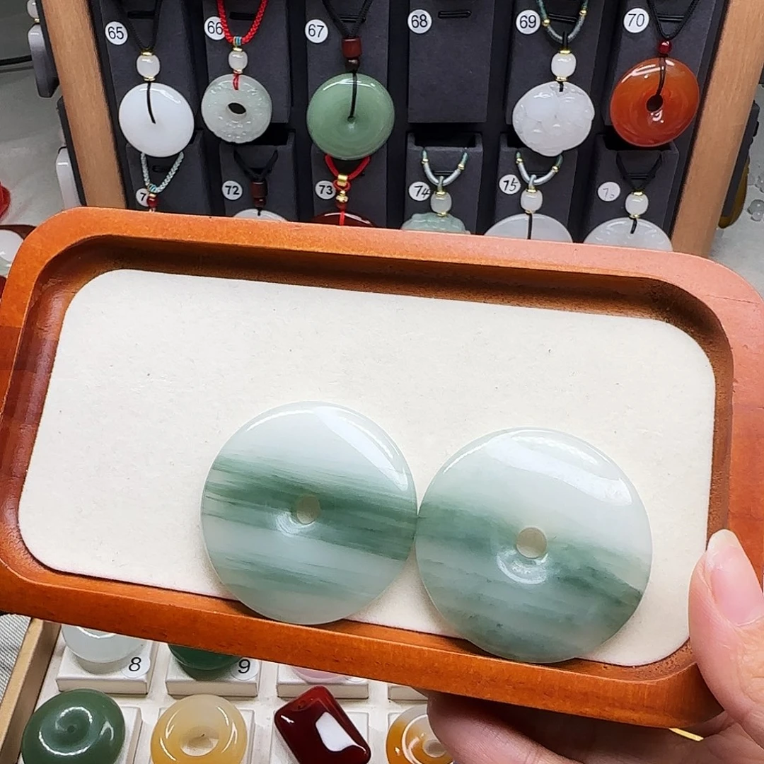 颈饰未镶嵌石英质玉