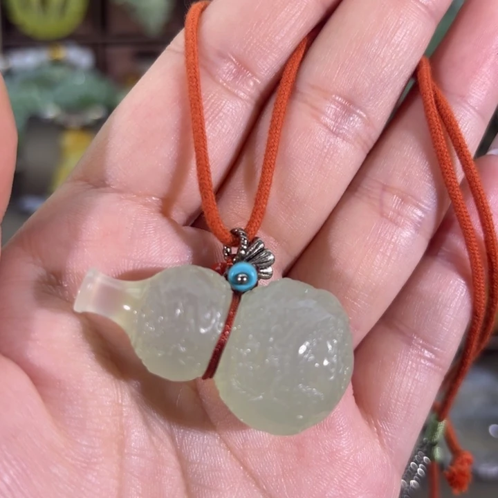 蛇纹石玉未镶嵌颈饰洛***狐