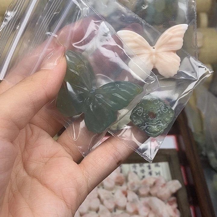 夏***夏蛇纹石玉未镶嵌项链吊坠