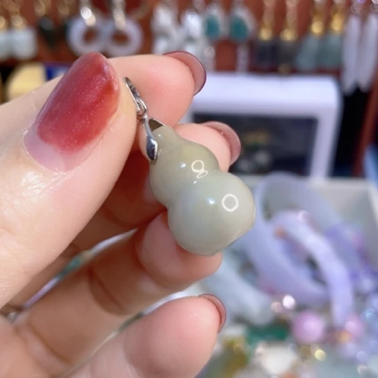 翡翠未镶嵌颈饰葫芦吊坠