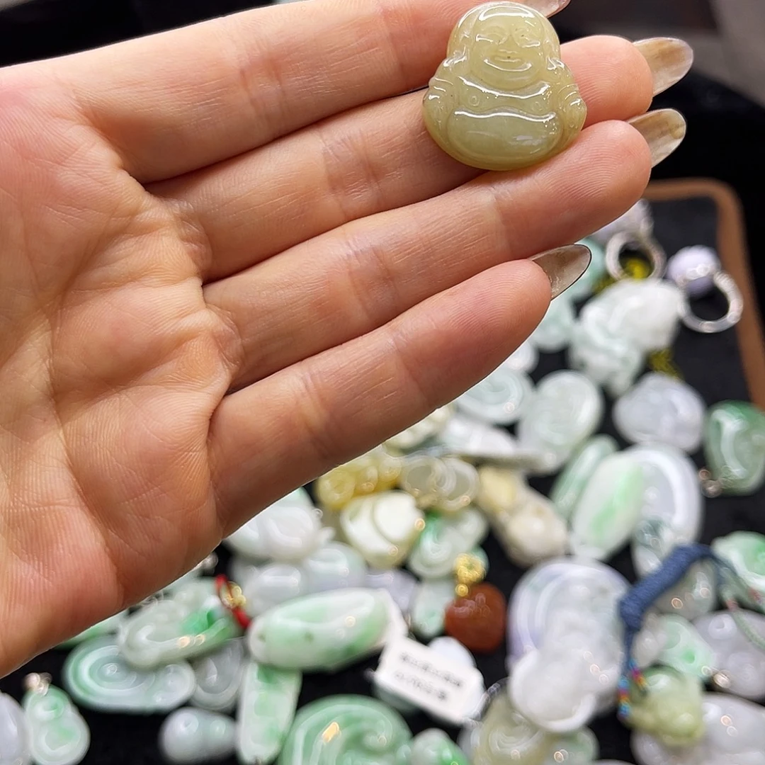 翡翠未镶嵌颈饰佛公