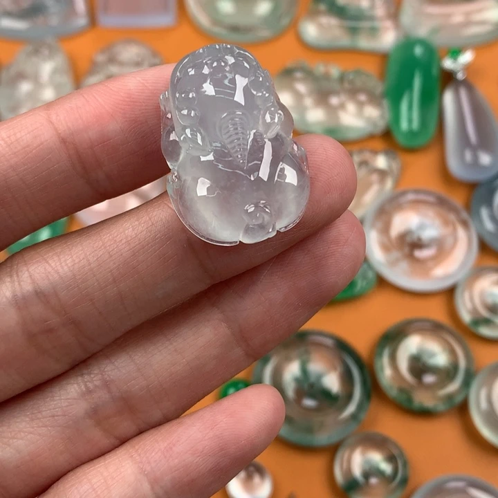 翡翠挂件未镶嵌….