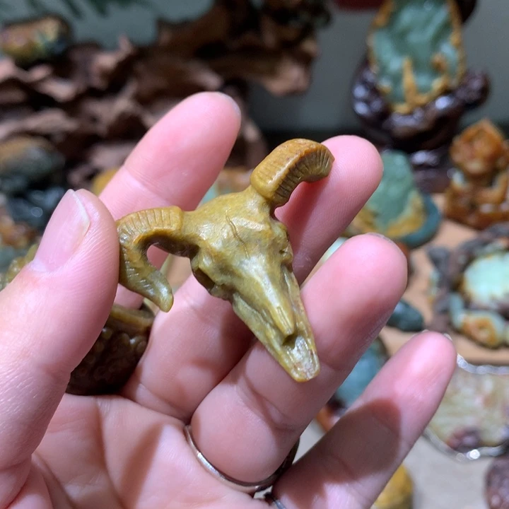 未镶嵌岫岩河磨玉（透闪石质玉）把件
