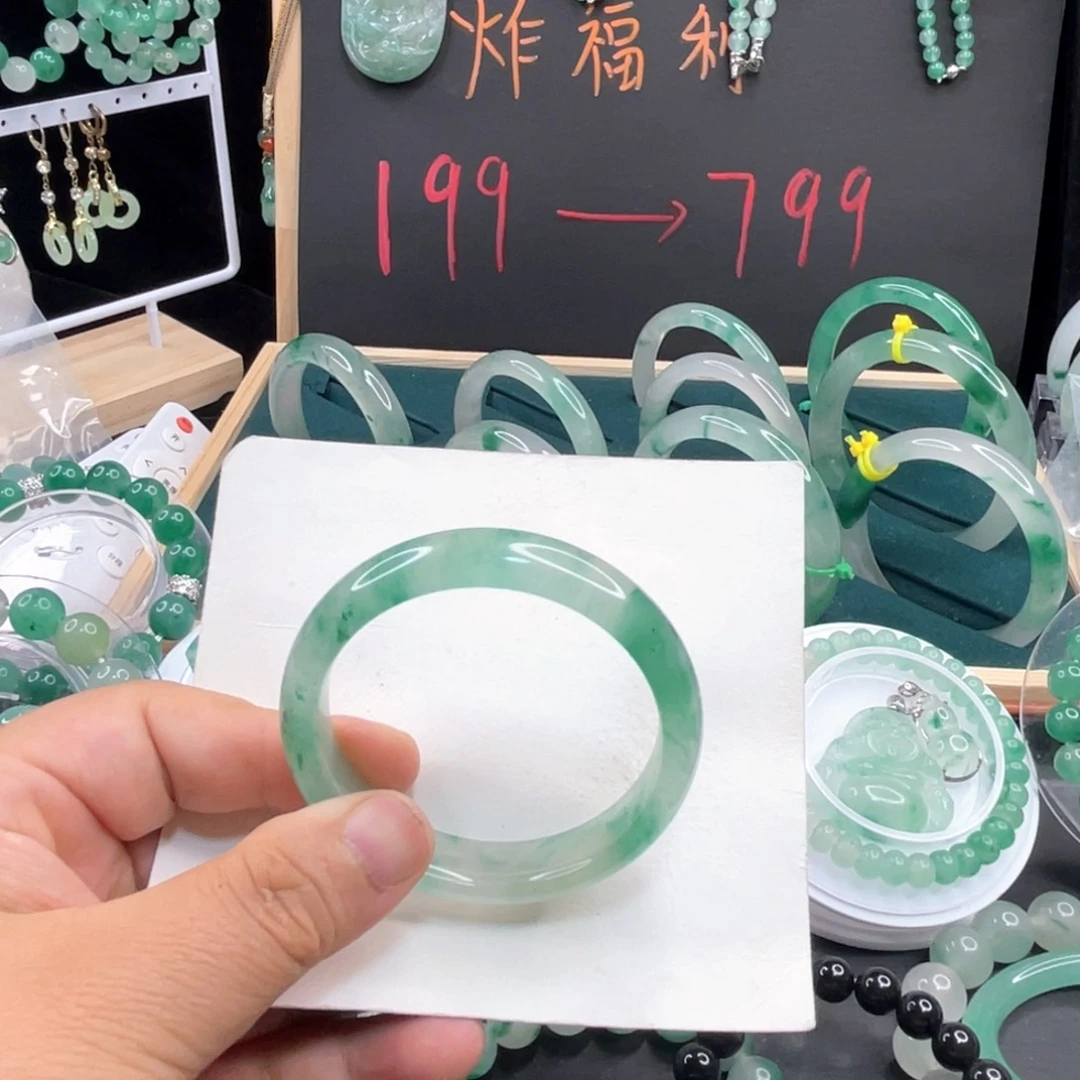 小***。未镶嵌手镯石英质玉