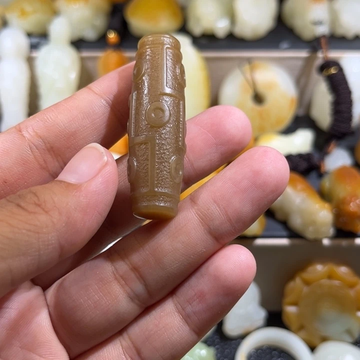 改***己和田玉未镶嵌颈饰