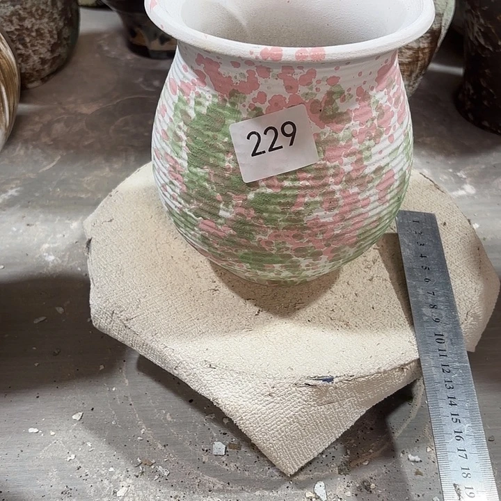 摆件陶高17。口10，有孔，229
