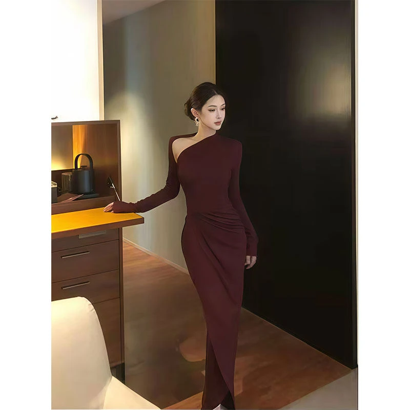 气质优雅风不规则斜肩连衣裙女秋冬新款褶皱收腰显瘦包臀开叉长裙
