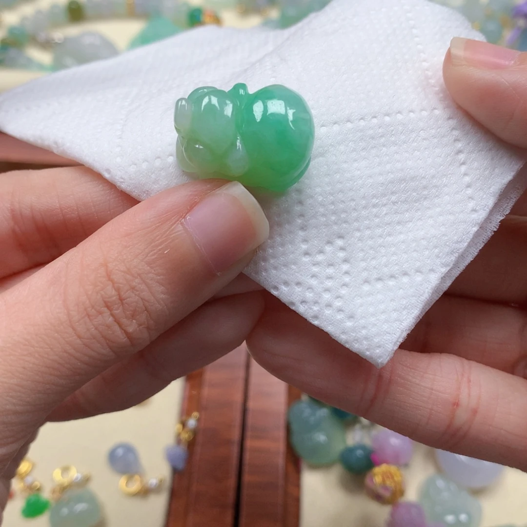 翡翠未镶嵌颈饰是