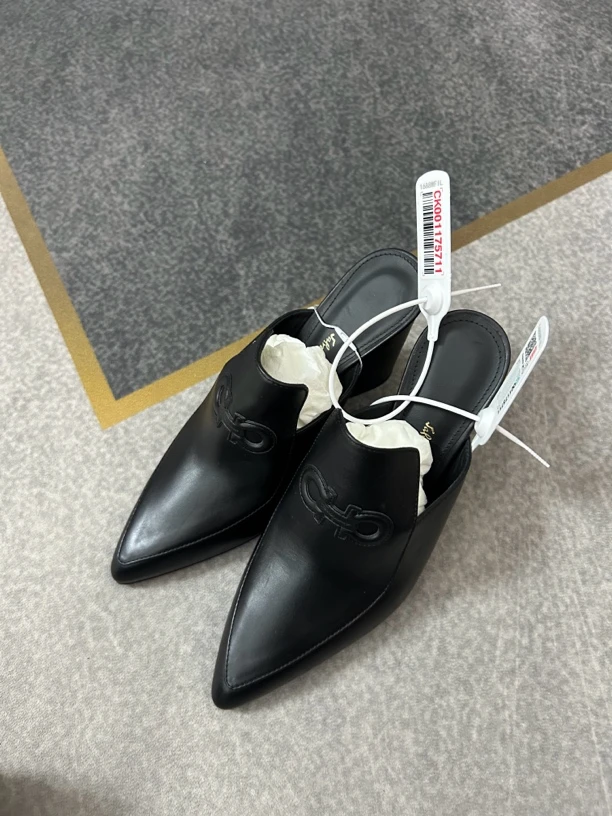 99新 FERRAGAMO/菲拉格慕 菲拉格慕黑色半拖六半码99新