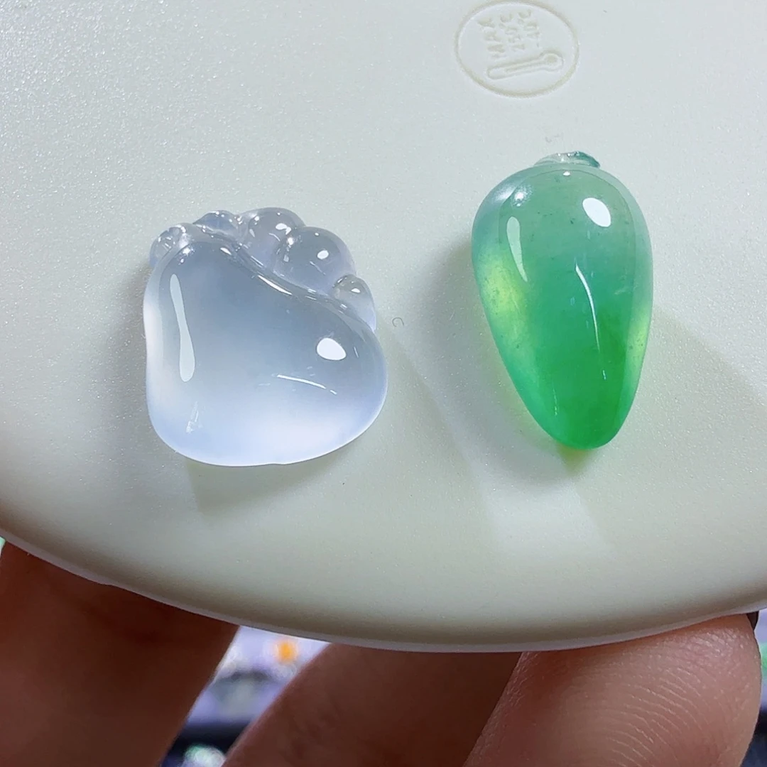 翡翠未镶嵌颈饰二选一