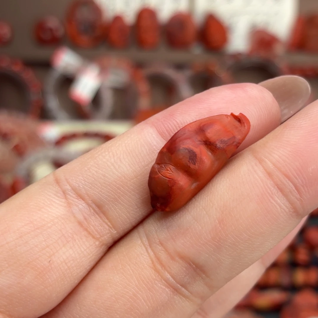 南红玛瑙未镶嵌颈饰花生