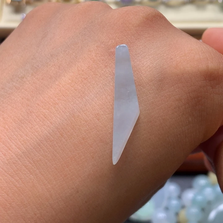 翡翠未镶嵌颈饰随形