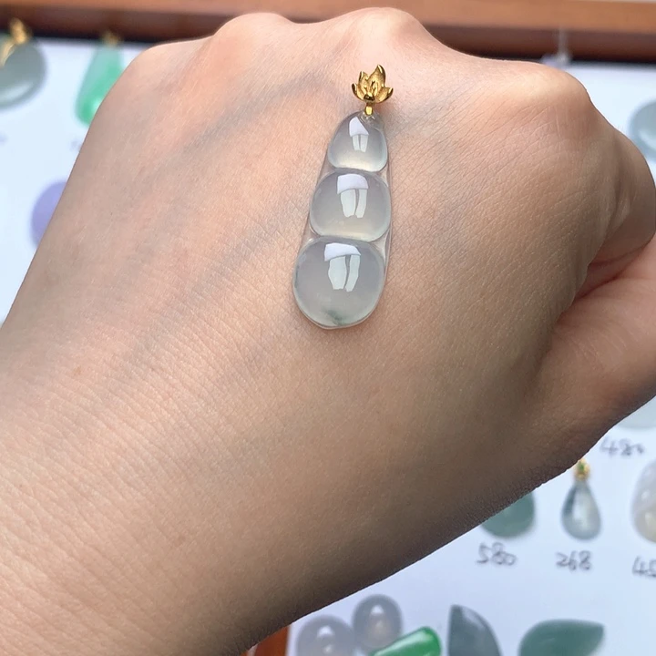 翡翠18K金镶嵌颈饰四季豆