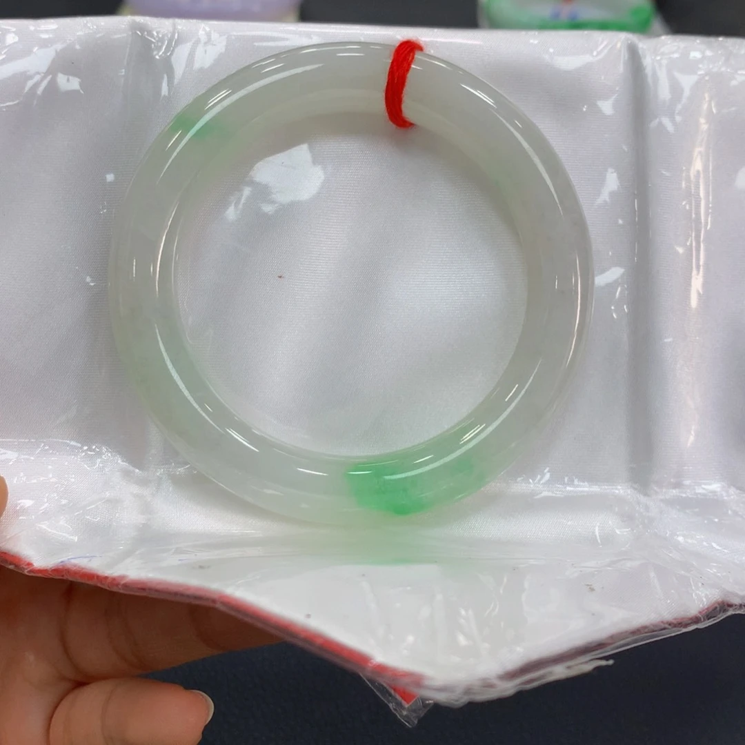 翡翠手镯未镶嵌翡翠