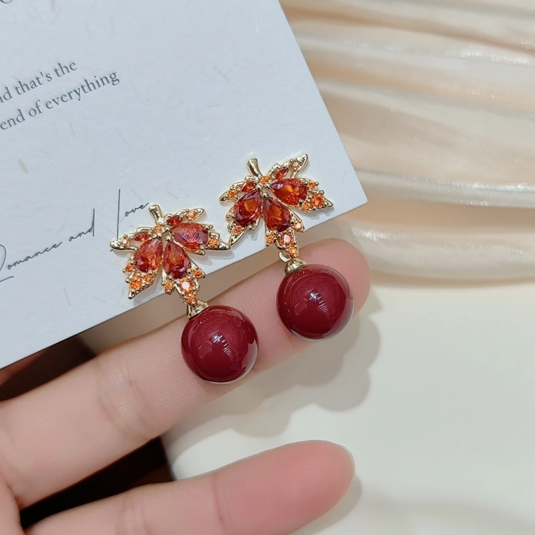 铜合金耳饰 秋冬高级感爆闪红色枫叶珍珠流苏无耳洞耳夹银针耳环