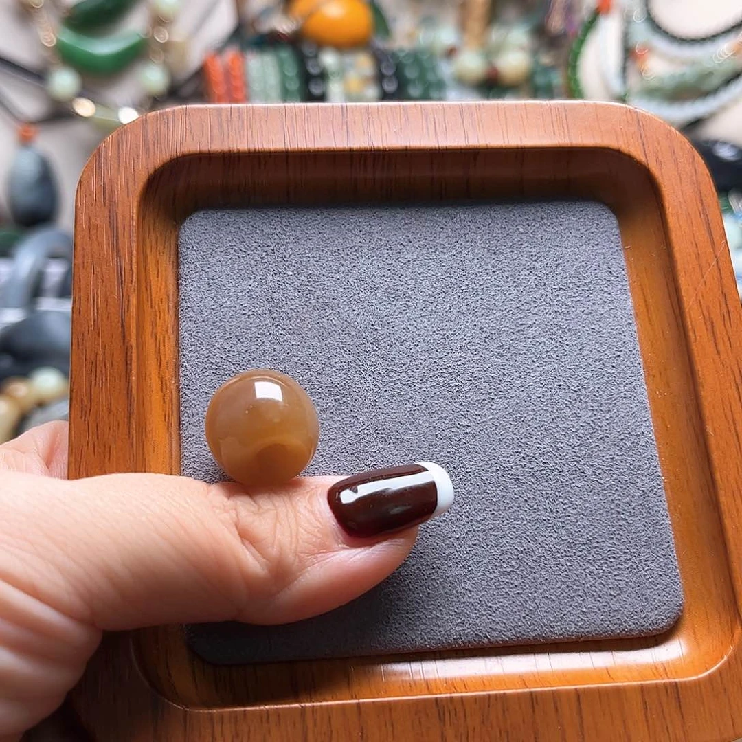 和田玉颈饰未镶嵌半**了