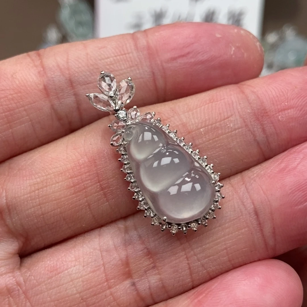 翡翠18K金镶嵌颈饰豆子