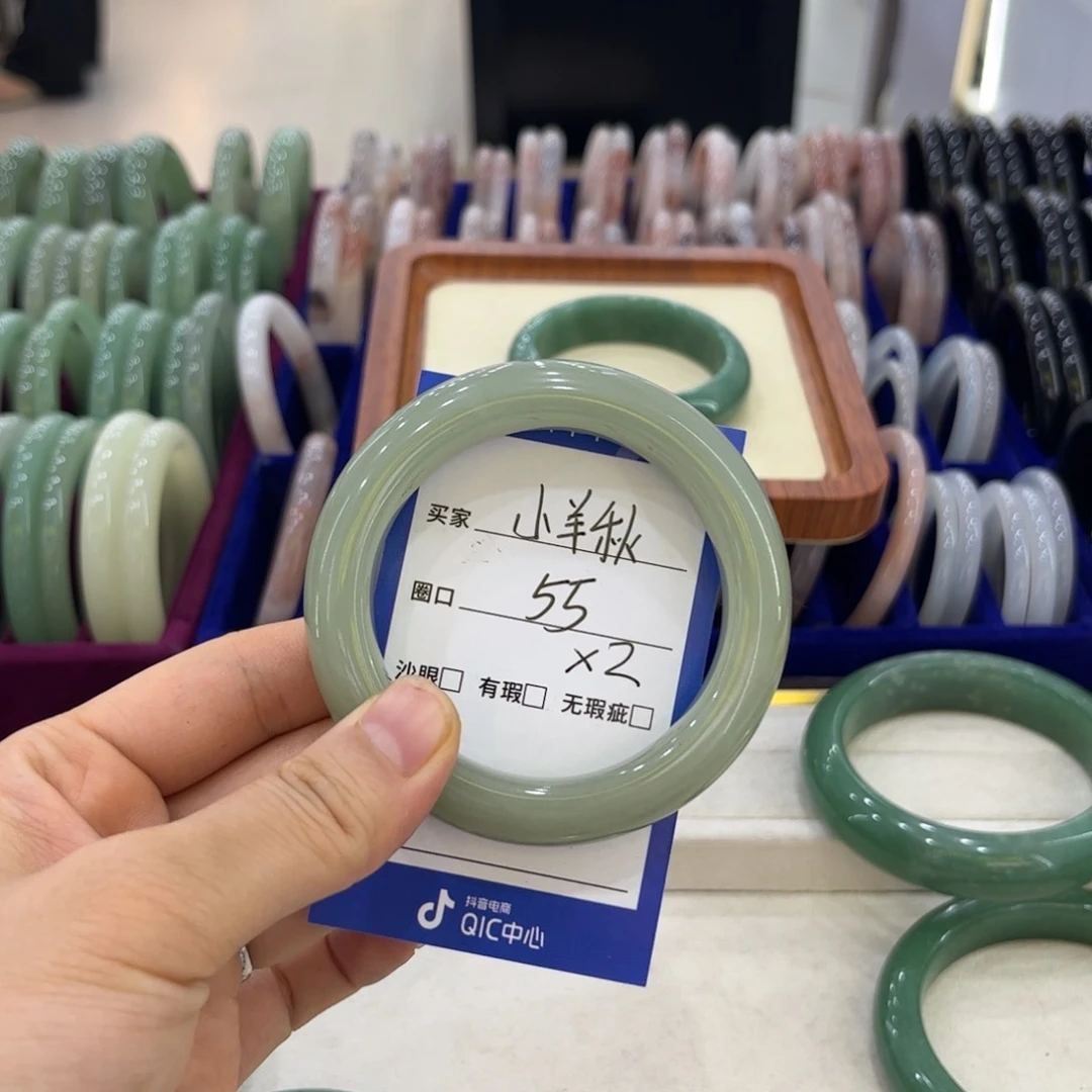 石英岩玉手镯。串珠未镶嵌小*秋