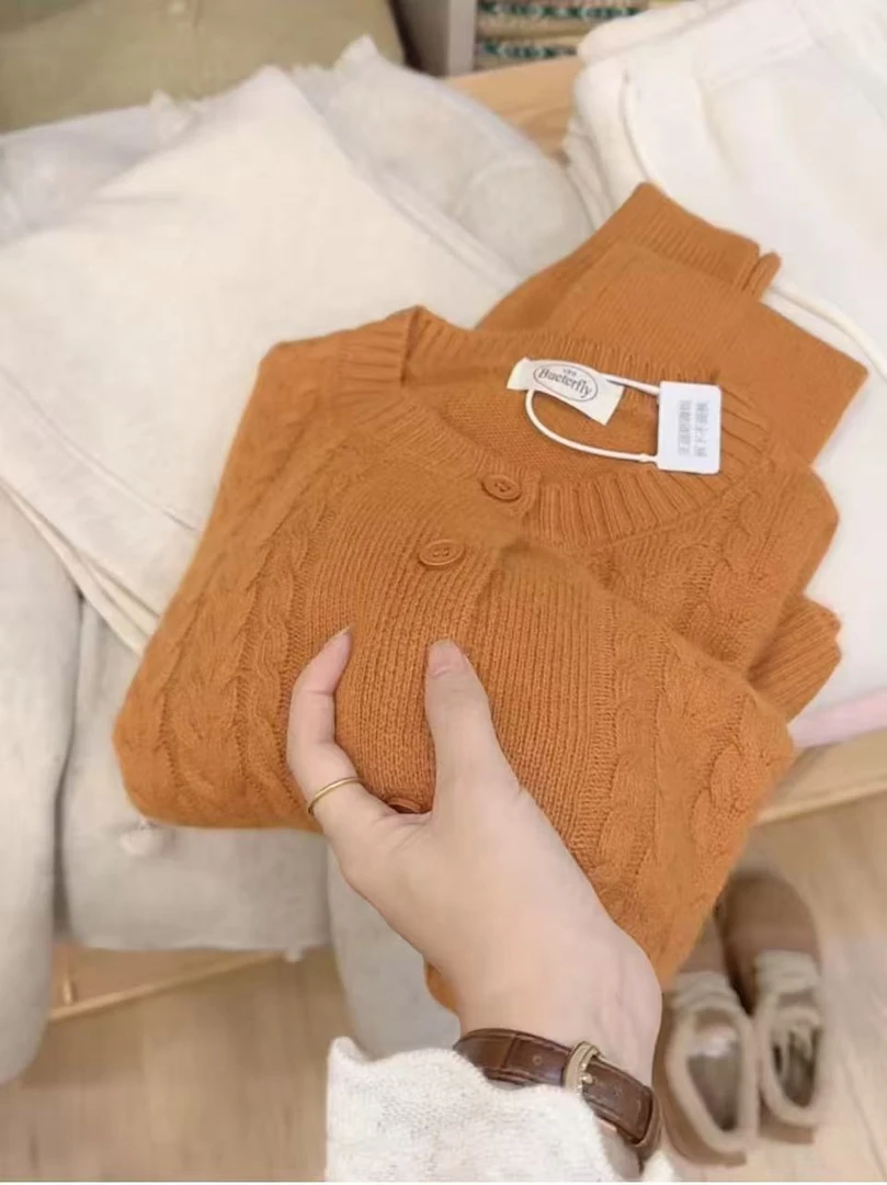 七言家高货 # 韩系南瓜橘绒感麻花软糯毛衣开衫135@