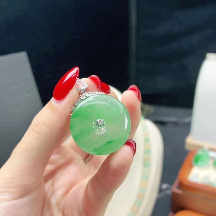 V***颈饰未镶嵌石英质玉（非洲翠）