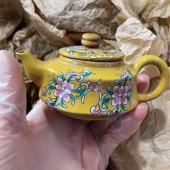 茶壶紫砂矿泥料手工制作的一把紫砂壶。