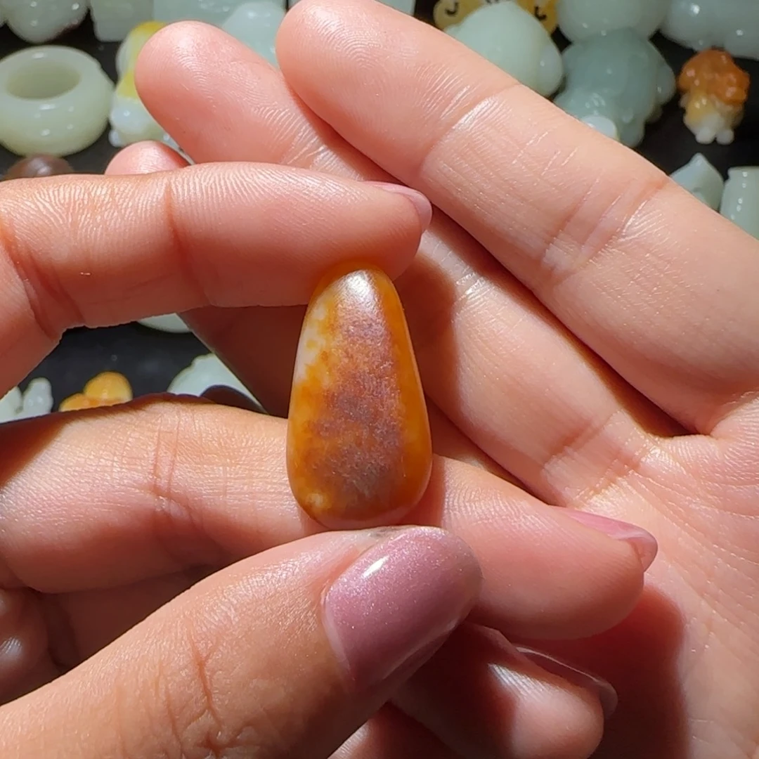 回***白和田玉未镶嵌颈饰