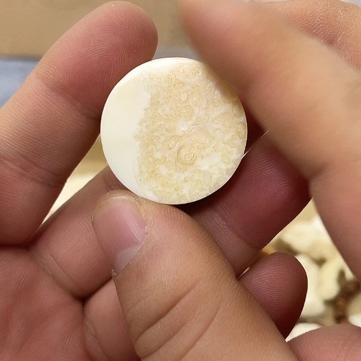 天然猛犸牙饼子雕刻品