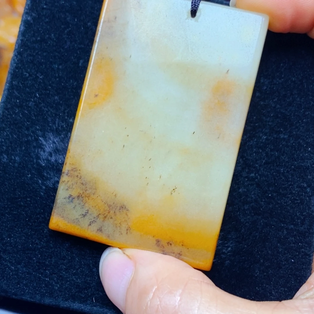 未镶嵌石英质玉（黄龙玉）颈饰