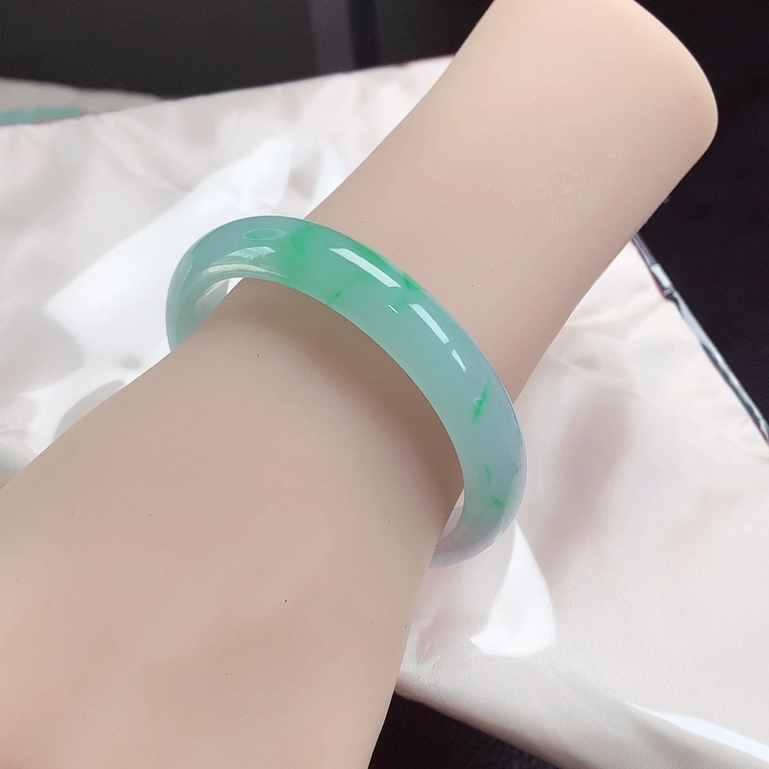 未镶嵌手镯（贵妃镯）翡翠天然a货翡翠106号，飘绿花