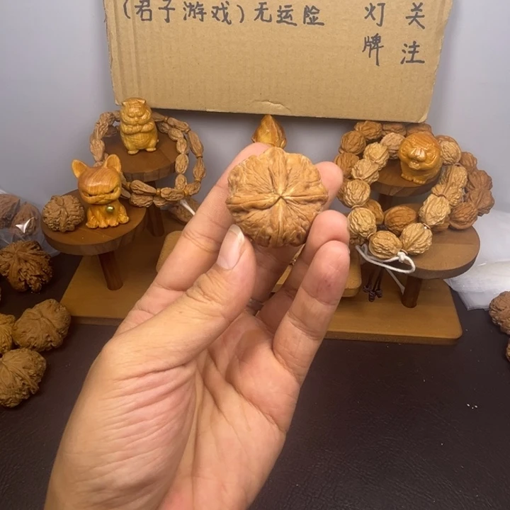 阿***木桃核吊坠元宝三棱半有黄